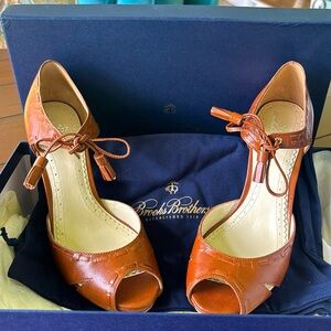 Practically new Brooks Brothers size 8 cognac color sandals! Very Sophisticated!